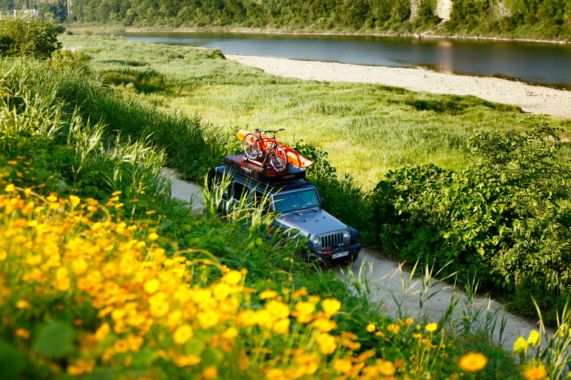 Sull'X-Cover di iKamper si può trasportare molto. La tenda da tetto è dotata di barre trasversali. Foto: CAMPWERK