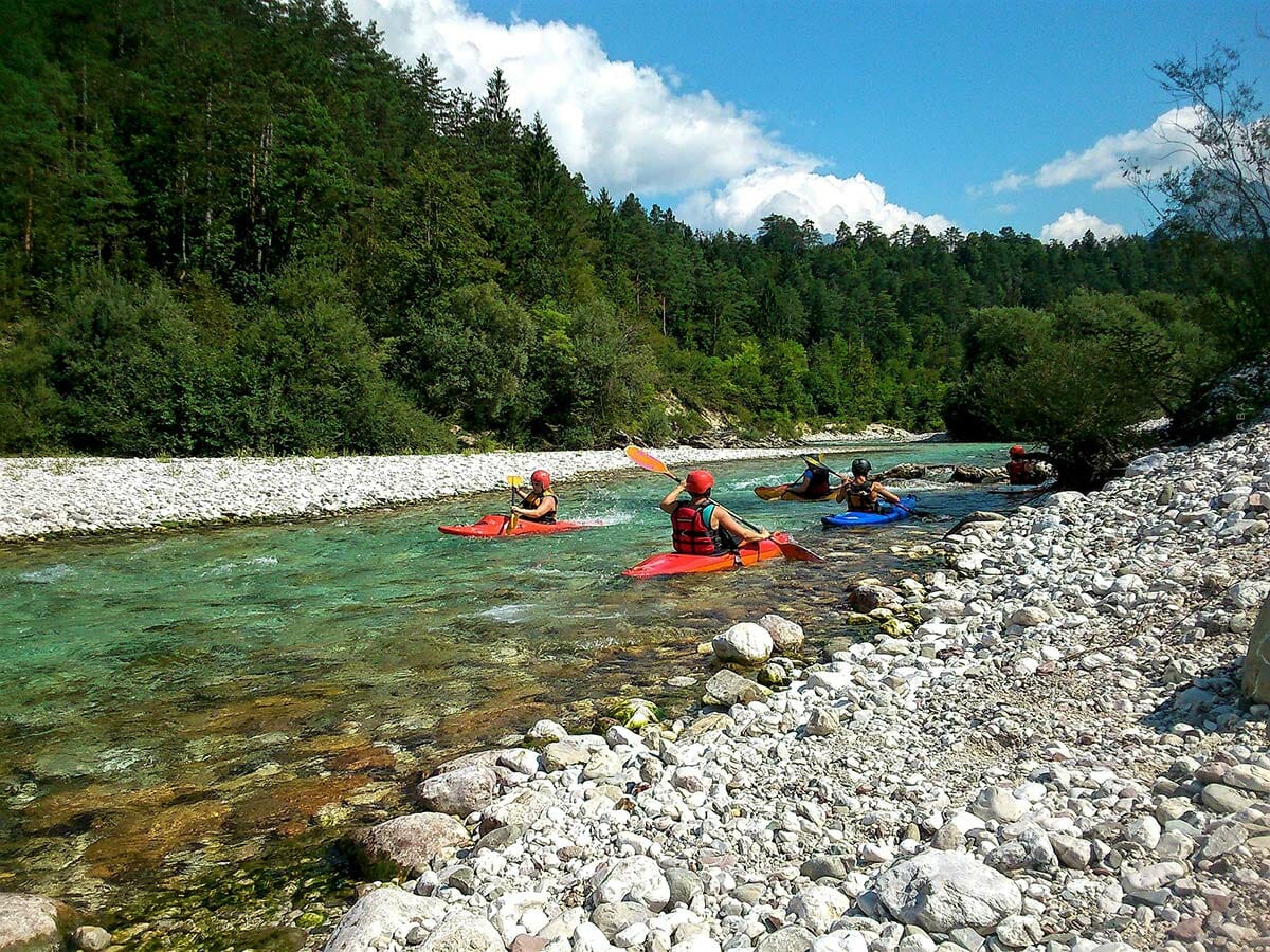 Un gruppo di persone scende un fiume