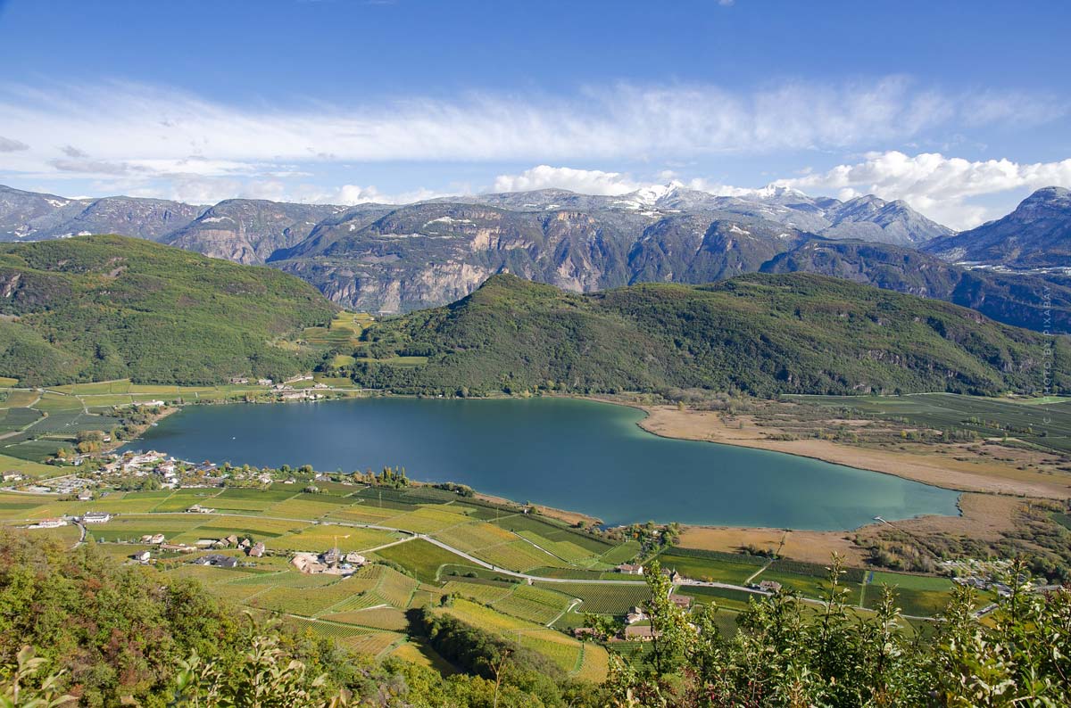 Una vista sul Lago di Caldaro con le montagne e l'acqua blu del lago