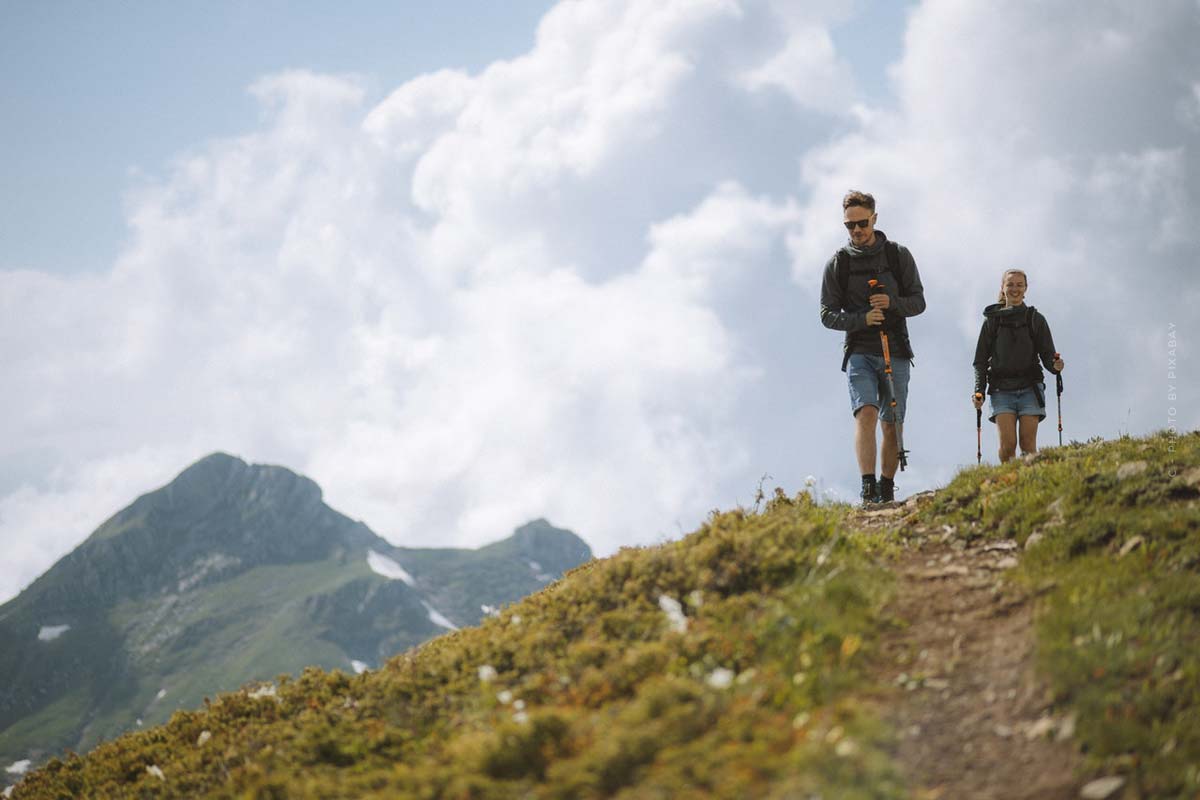 Due persone fanno escursioni su una cima di montagna.