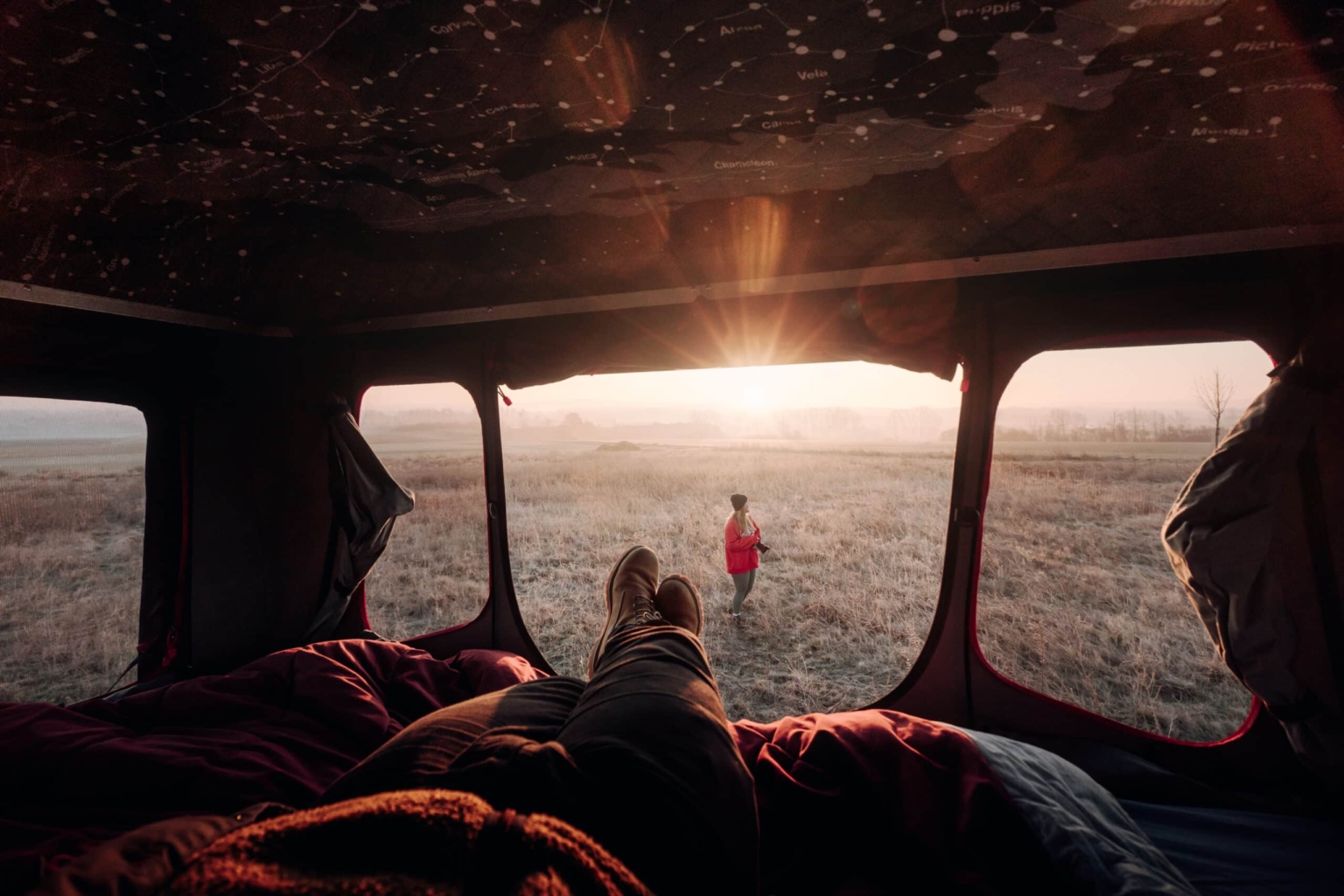 La vista dall'interno della tenda da tetto rivela: Con le grandi finestre, nulla ostacola una buona vista. CAMPWERK_Good-Vibes-Hartschalen-Dachzelt