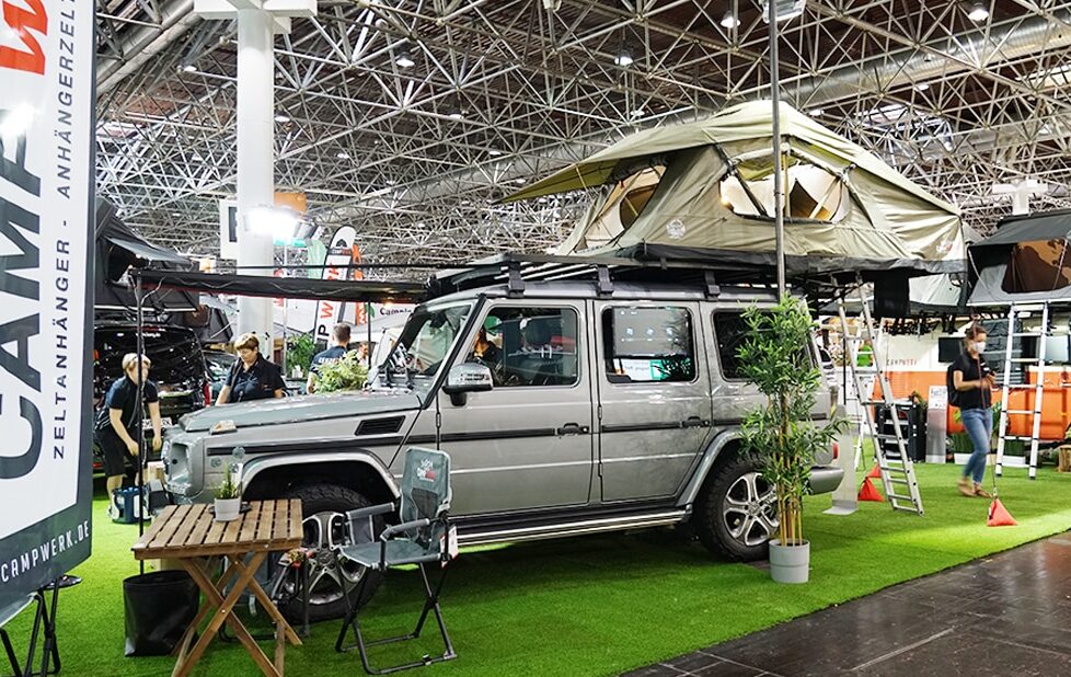 Stand fieristico pieno di tende da tetto, rimorchi tenda e molti accessori da campeggio: nel 2023 CAMPWERK festeggia il suo 10° anniversario al Caravan Salon Düsseldorf.