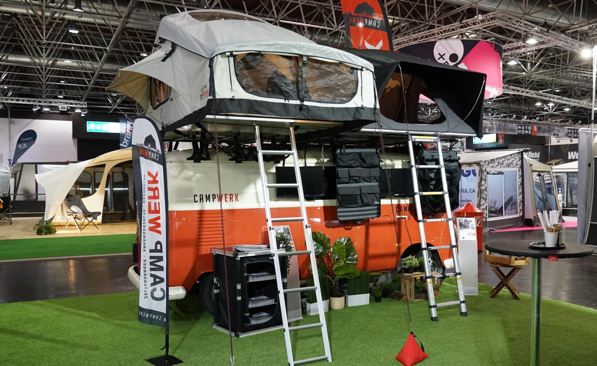 Bulli rosso con due tende da tetto sul tetto: allo stand CAMPWERK c'è molto da scoprire.