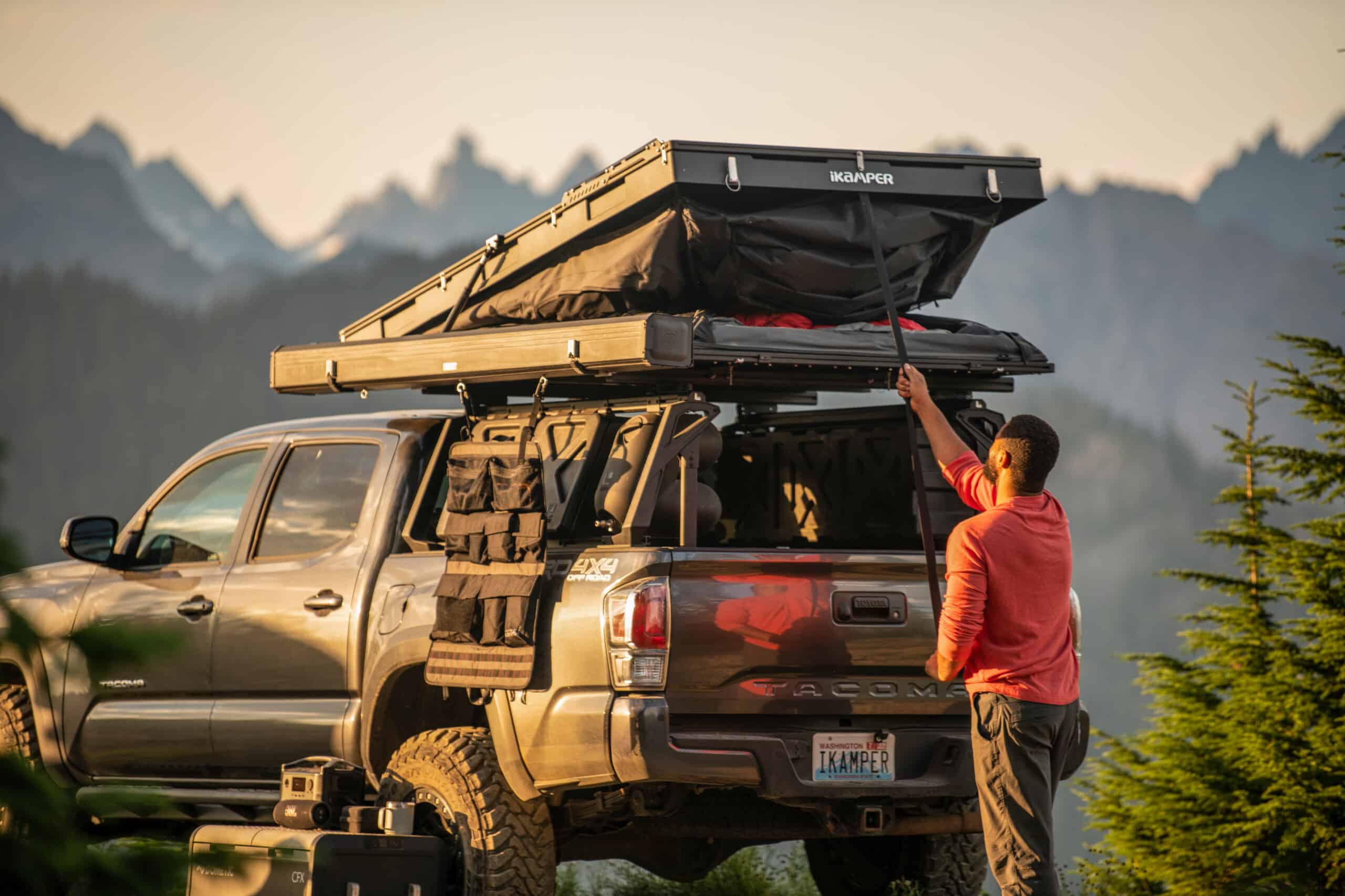 tenda-da-tetto-piatta-struttura-persona-tramonto