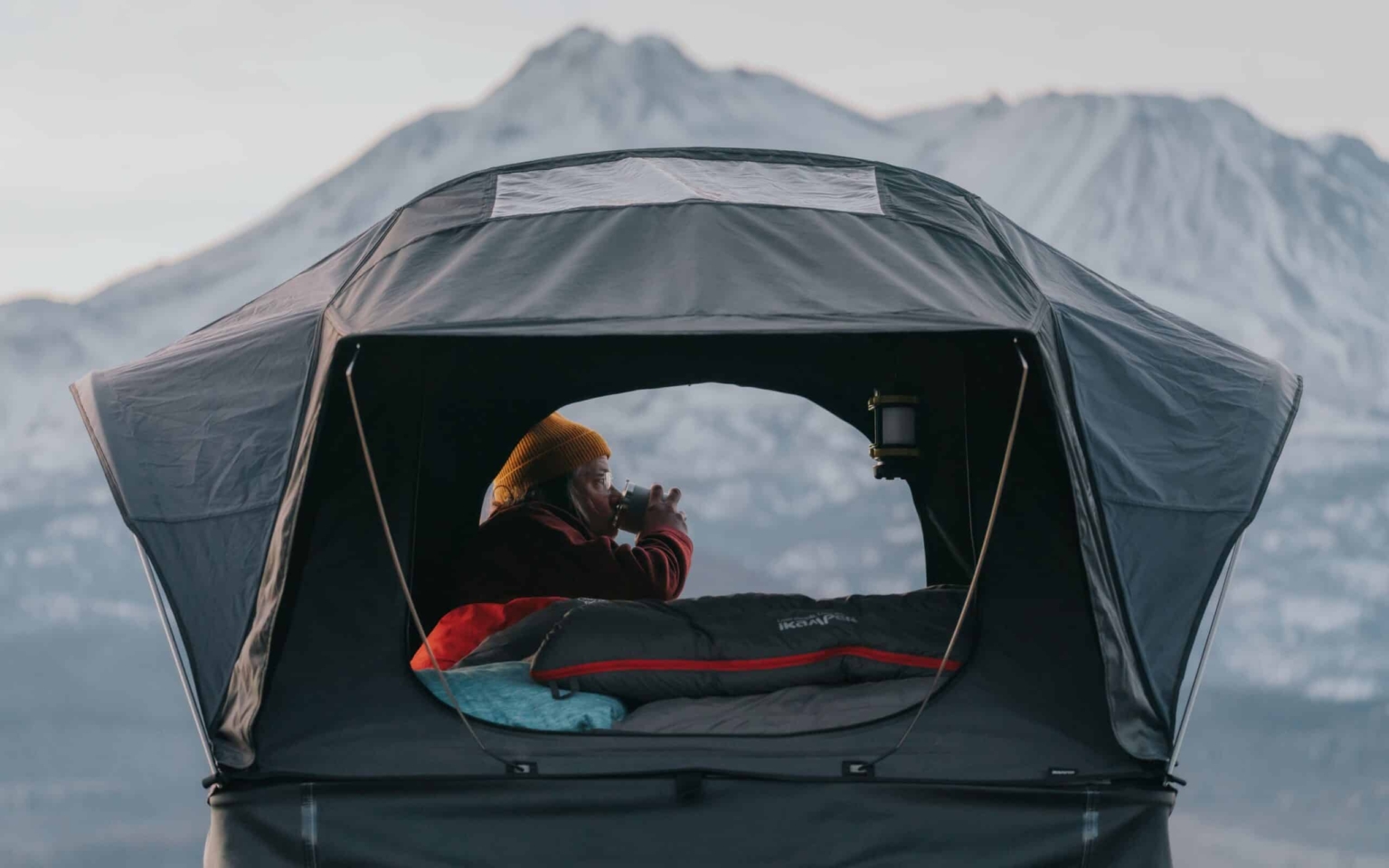Una tenda da tetto: la soluzione perfetta per ampliare i mini-camper fino a quattro posti letto con una vista perfetta.