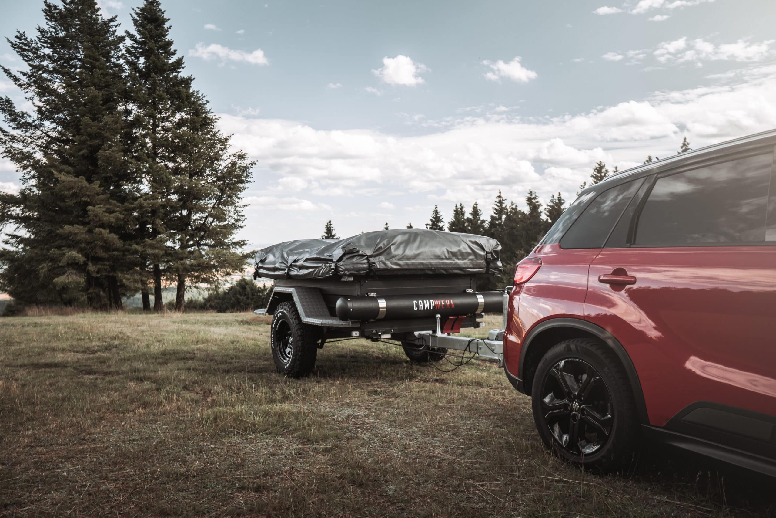 Un'auto traina un rimorchio. I carrelli tenda possono quasi sempre essere trainati con una patente di categoria B.