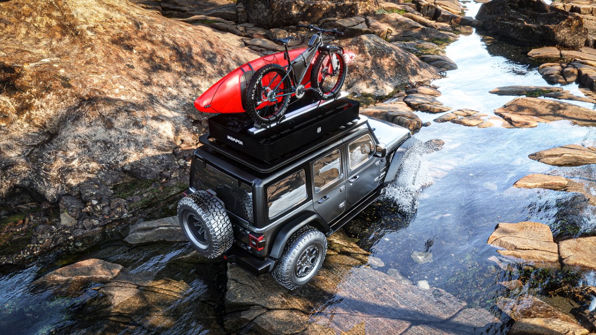 Veicolo outdoor con tenda da tetto attraversa un fiume