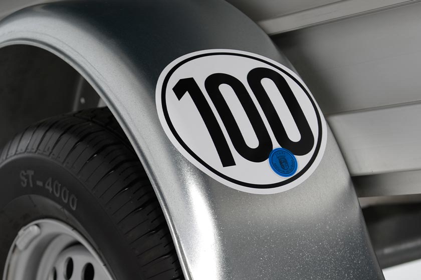 Omologazione per 100 km/h. Tutti i rimorchi con freni sono omologati di serie per una velocità massima di 100 km/h sulle strade tedesche. L’omologazione tecnica consente addirittura una velocità fino a 130 km/h nei paesi con limiti di velocità più elevati, come ad esempio la Francia.