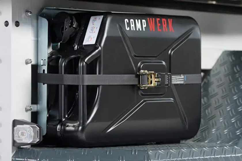 Tanica da 20 L. Sempre una riserva a disposizione: questo accessorio è indispensabile, soprattutto durante i viaggi in zone con poche stazioni di servizio. La tanica, disponibile per diesel, benzina o acqua tecnica, viene fissata saldamente al lato del rimorchio con un supporto.