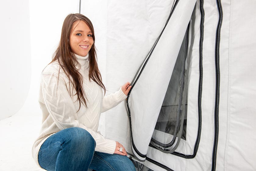 Finestre a 3 strati. Tutte le grandi finestre della tenda principale e del tendalino hanno 3 strati: zanzariera, pellicola trasparente e uno strato esterno oscurante.