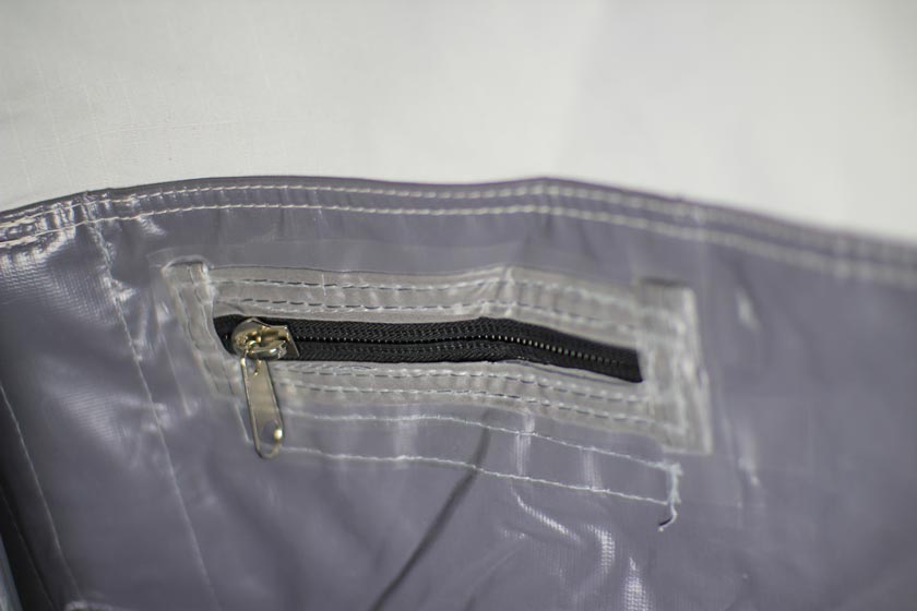 Passaggio cavi. Una piccola cerniera sul pavimento consente il passaggio di diversi cavi.