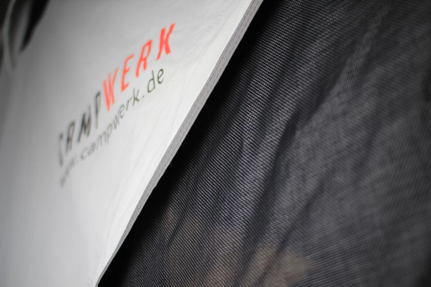 Protezione contro le zanzare. Usiamo una garza molto fine sulle finestre per tenere lontani anche gli insetti più piccoli. Le zanzariere delle porte sono extra resistenti per sopportare sollecitazioni elevate.