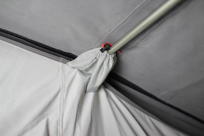 Protezione antizanzare aggiuntiva. Per impedire l’ingresso di insetti nella tenda aggiuntiva, i punti di fissaggio dei pali sono dotati di sacchetti protettivi supplementari.