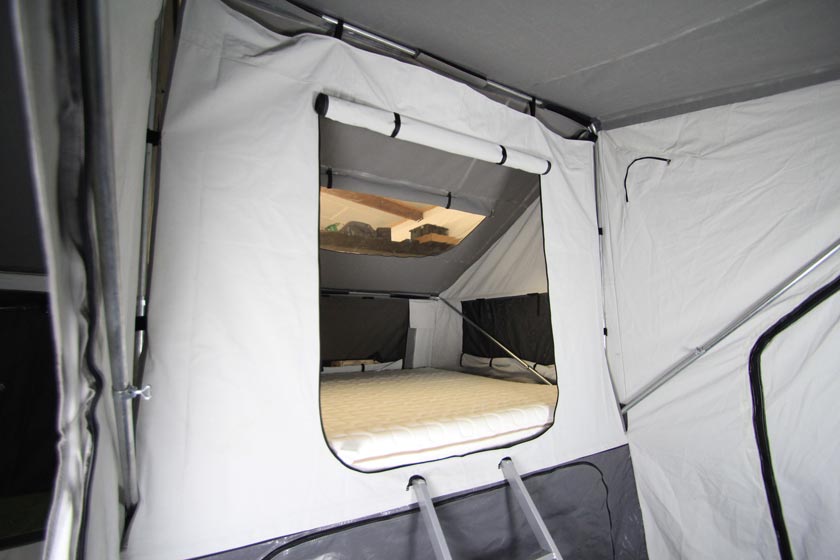 Parete divisoria per dormire. Consigliamo questa parete divisoria per la cabina letto a tutti i nostri clienti, sia come protezione anticaduta sia per proteggere la zona notte da sguardi indiscreti, ad esempio se il vicino di campeggio è sveglio più a lungo di te.