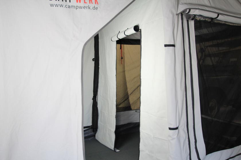 Parete divisoria. Per offrire a bambini o ospiti uno spazio tutto loro, CAMPWERK propone esclusivamente per il rimorchio tenda FAMILY una parete divisoria che crea un’area separata di 220 × 180 cm all’interno della tenda principale.