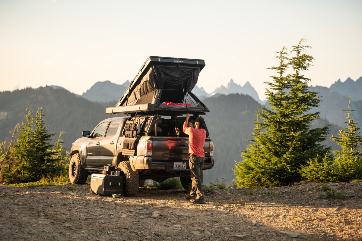 Uomo chiude la tenda da tetto sul suo Toyota Hilux