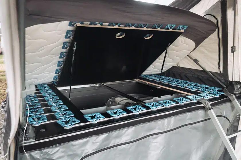 Parete divisoria. Per offrire a bambini o ospiti uno spazio tutto loro, CAMPWERK propone esclusivamente per il rimorchio tenda FAMILY una parete divisoria che crea un’area separata di 220 × 180 cm all’interno della tenda principale.