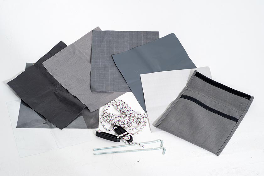 Kit di riparazione. Tutte le tende CAMPWERK includono un piccolo kit di riparazione con un campione di ciascun materiale utilizzato nella tenda: zanzariera, tessuto delle pareti laterali, tessuto del tetto, telo in PVC e altro ancora.
