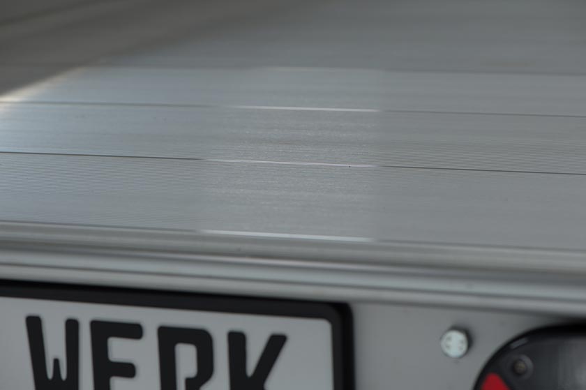 Pavimento in alluminio pieno. I nostri rimorchi sono dotati di serie di un pianale in compensato fenolico. Su richiesta, possiamo sostituirlo con un pavimento in alluminio pieno, ancora più resistente e con una superficie speciale antiscivolo.