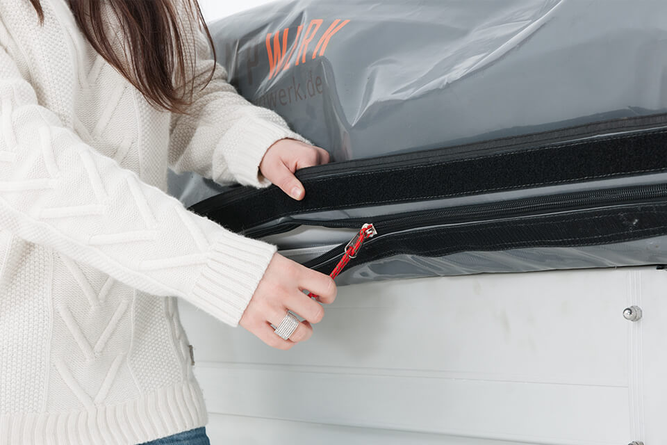 Telo di copertura extra resistente. Il telo è realizzato in PVC particolarmente spesso e resistente. Grazie alla cerniera SBS Heavy Duty e alla patta protettiva in velcro sovrastante, si garantisce la massima tenuta contro pioggia e polvere.