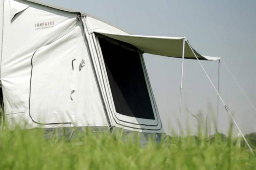 Set alzacristalli per finestre. Con i supporti, gli strati esterni delle finestre della tenda possono essere utilizzati come parasole per creare ombra aggiuntiva. Ideale per parcheggiare le biciclette al riparo e godersi maggiore comfort e flessibilità in campeggio.