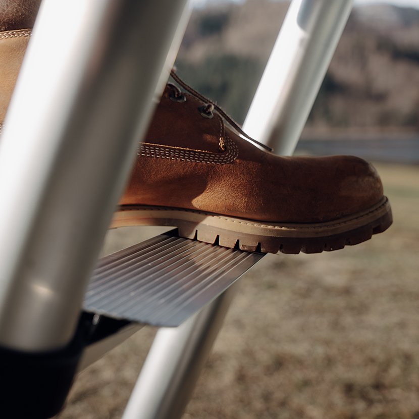 Gradini comodi.  I gradini profondi della scala Good Vibes offrono un alto comfort. È salvaspazio, facilmente regolabile e si adatta all'auto o alla tenda da tetto.