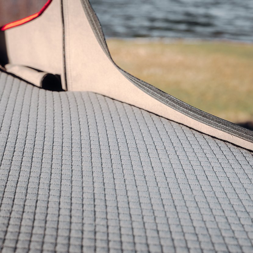 Caldo e protetto.  Il guscio rigido sopra il tuo posto letto garantisce un isolamento ottimale. Il tetto interno trapuntato trattiene il calore nella tenda e blocca il freddo dall'esterno.