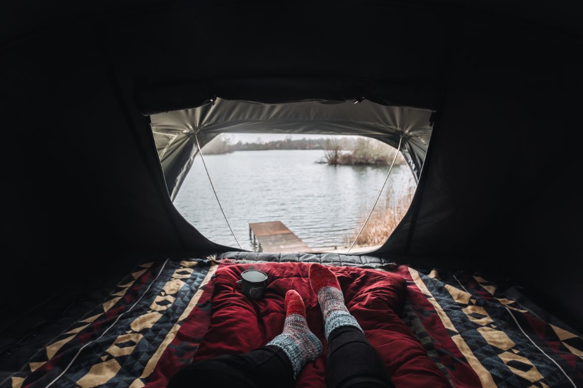 Vista dalla tenda da tetto su un lago