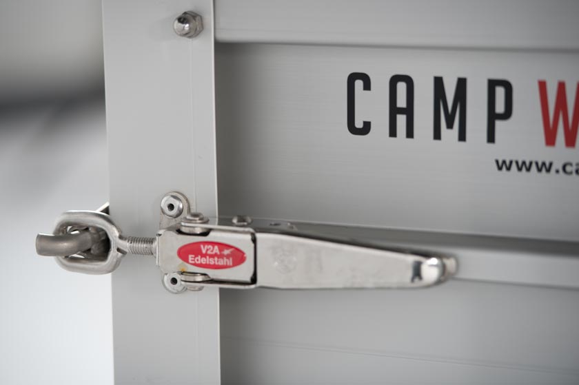 Acciaio inossidabile V2A. Oltre alla struttura in alluminio, utilizziamo componenti in acciaio inox V2A per la maggior parte delle parti, come ad esempio per la chiusura posteriore complessa.