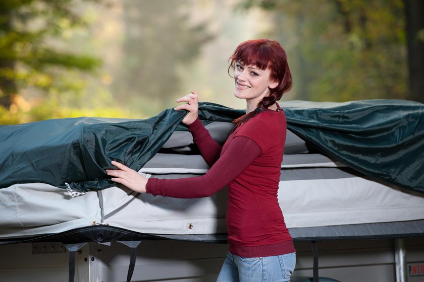 Protezione contro la polvere. Sotto la copertura del rimorchio tenda è presente uno strato aggiuntivo che funge da protezione contro la polvere. Questo protegge anche la tenda da una leggera infiltrazione di umidità, ad esempio causata da un impatto di sassolini sulla copertura.