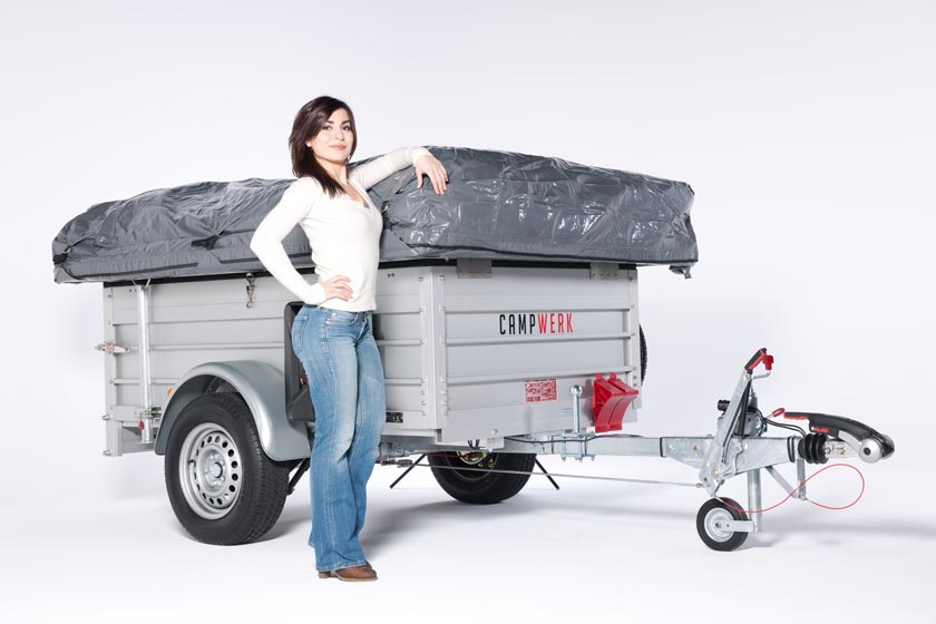 Sponda rialzata. Con la sponda rialzata opzionale, la struttura del rimorchio può essere aumentata da 45 cm a 60 cm, aumentando il volume di carico di quasi il 30%. In questo modo è possibile trasportare facilmente oggetti ingombranti e bombole di gas (5 e 11 kg).