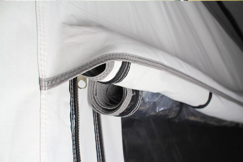 Protezione dalla pioggia. Per evitare l’accumulo d’acqua nelle finestre arrotolate, CAMPWERK ha installato una protezione sopra tutte le finestre che fa defluire l’acqua e protegge i rulli delle finestre.