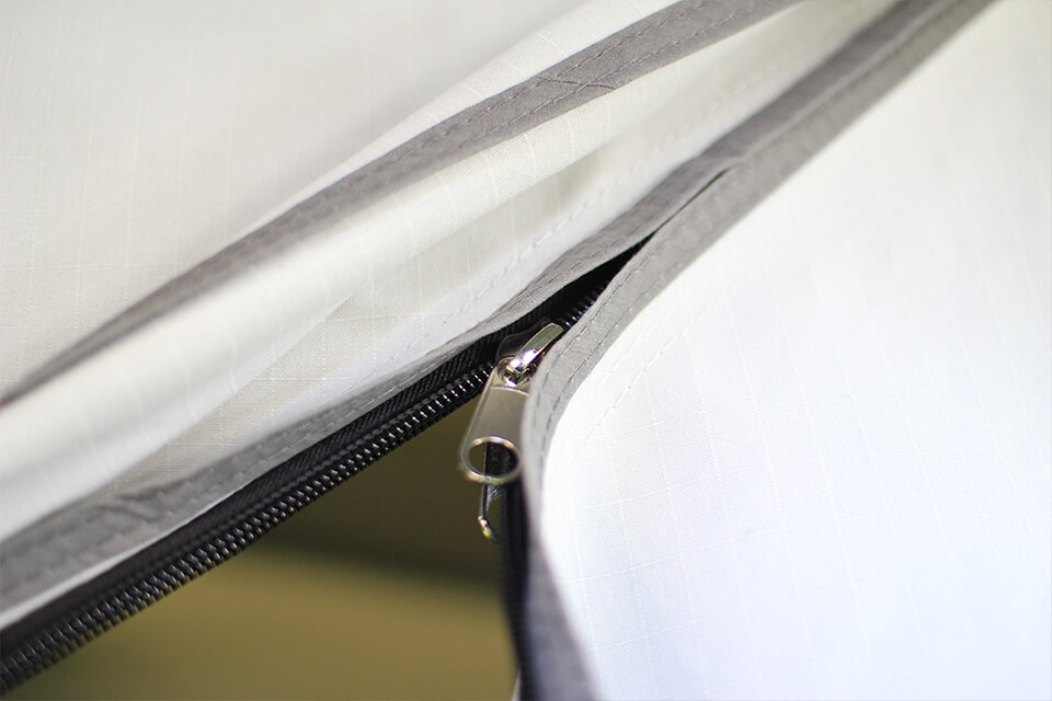 Cerniere. Poiché le cerniere sono sottoposte a forti sollecitazioni, ad esempio a causa del vento durante la guida, CAMPWERK utilizza solo cerniere particolarmente robuste. Novità: l’orlo con doppia sovrapposizione.