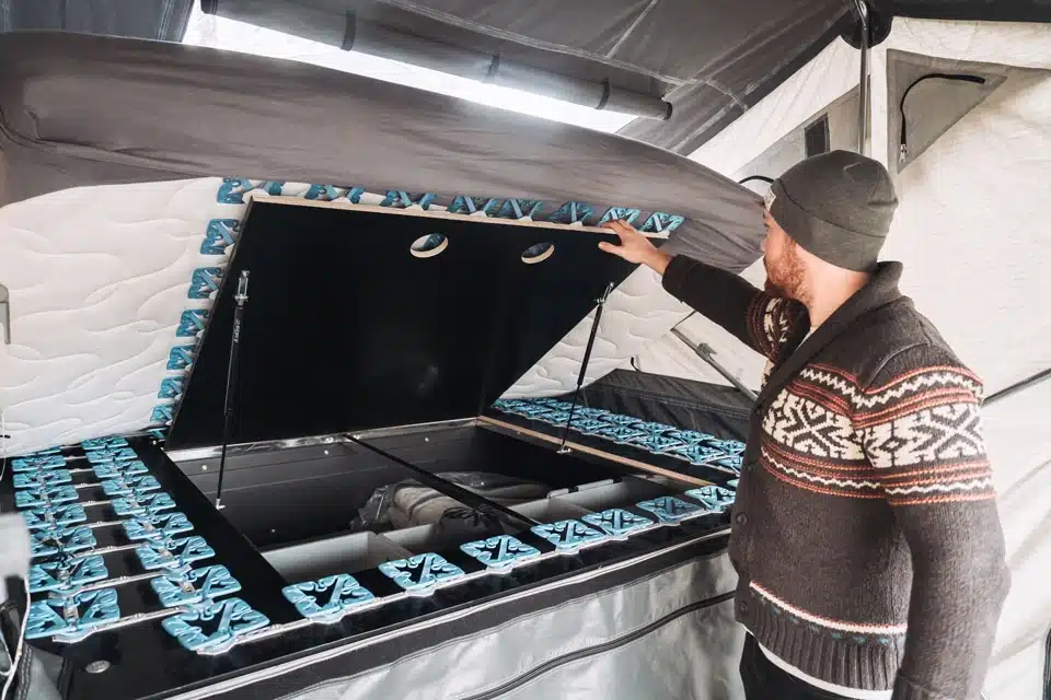 Spazio di stivaggio. Hai bisogno di più spazio? Nessun problema – grazie allo sportello integrato sotto il materasso puoi accedere facilmente al contenuto del rimorchio.