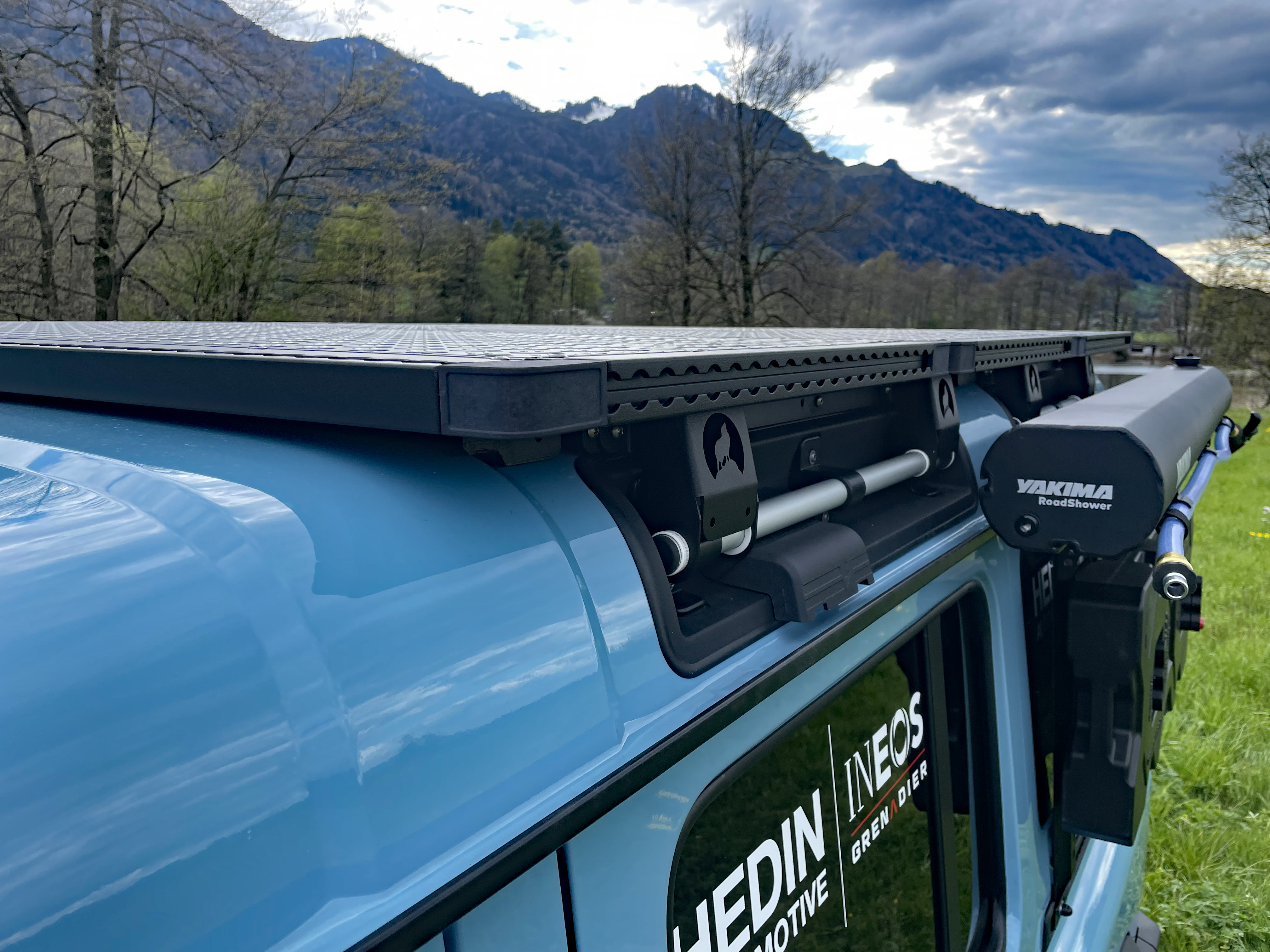 Primo piano di barre portatutto per tende da tetto su fuoristrada