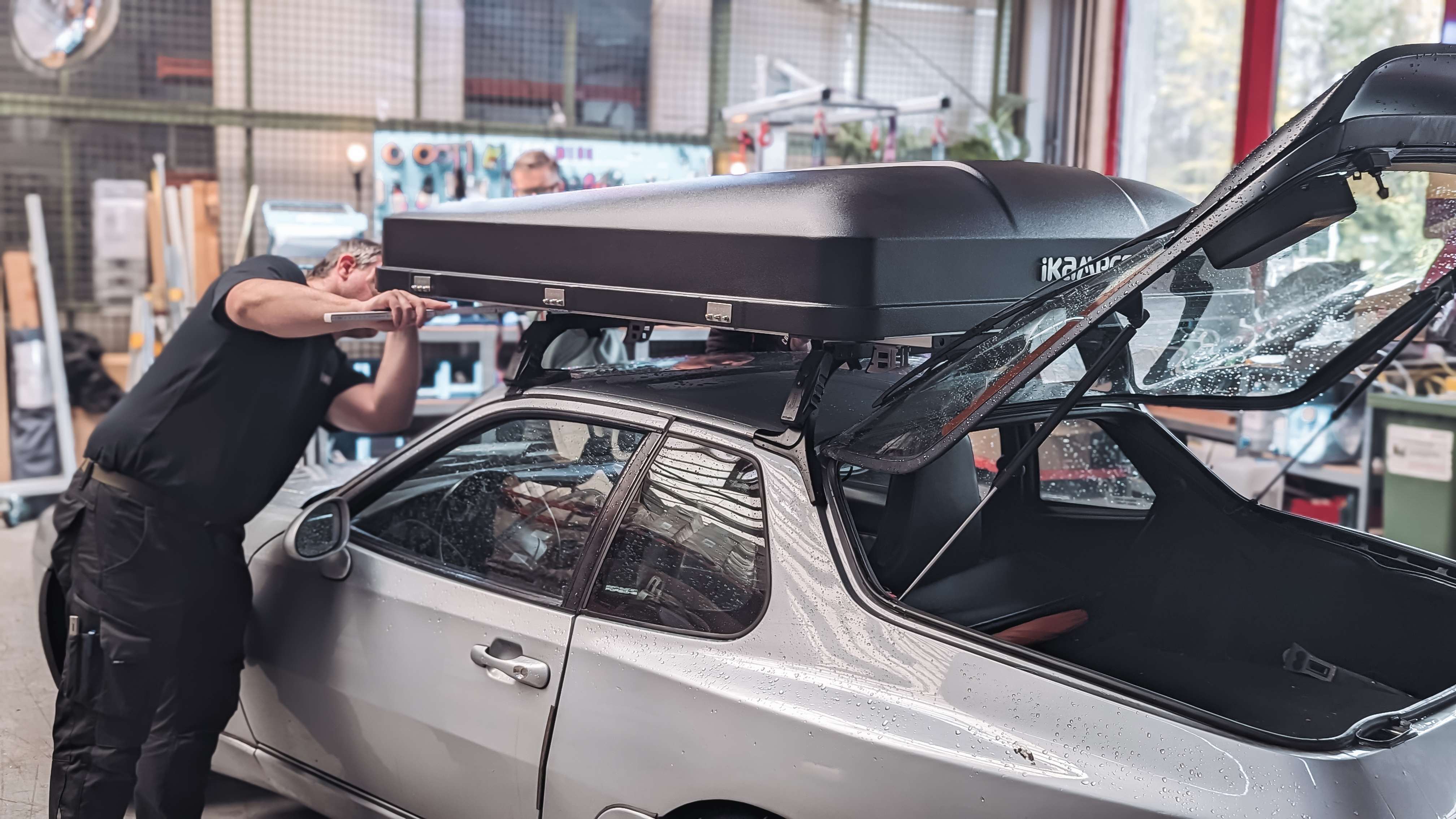 Uomo misura una tenda da tetto montata