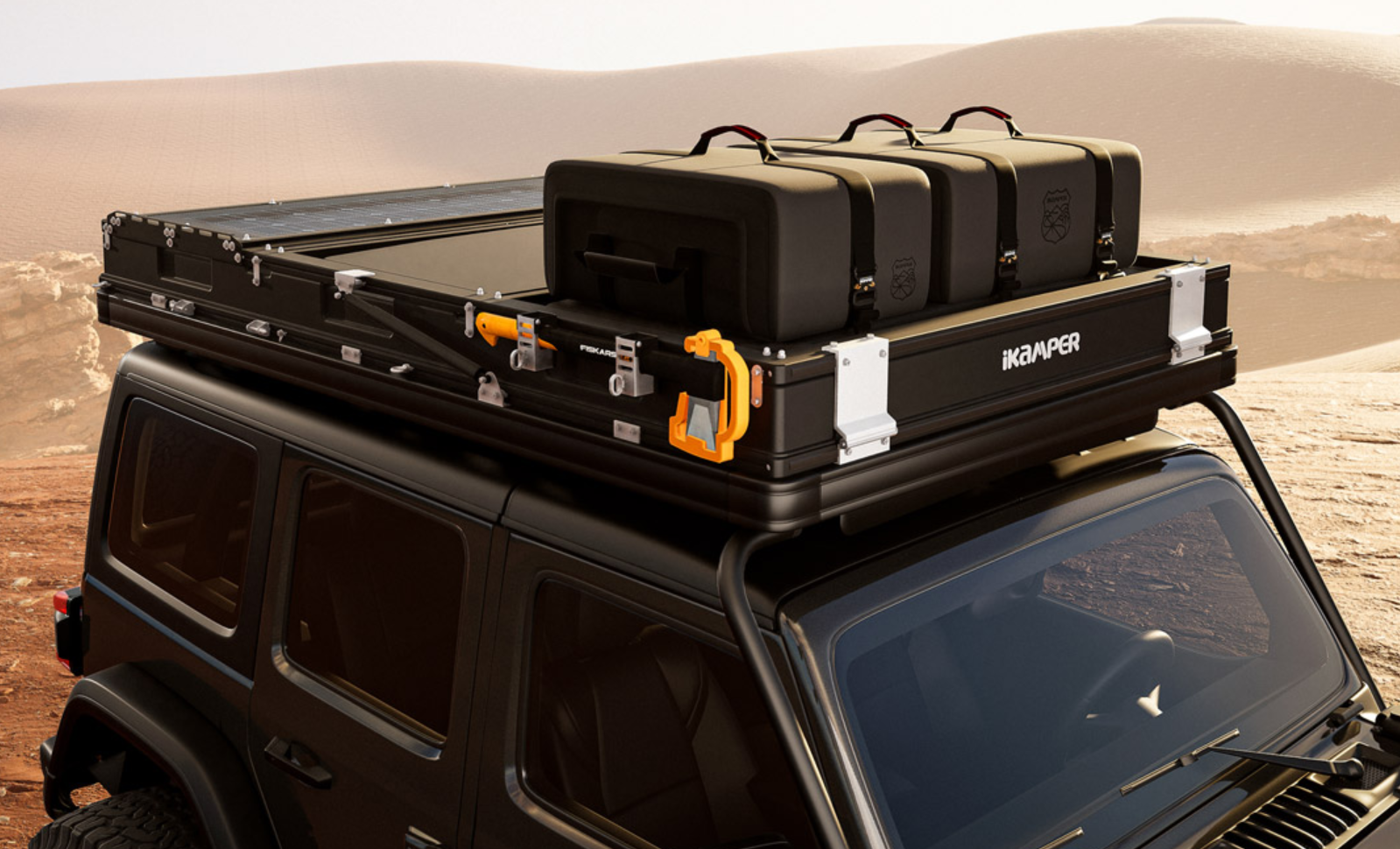 Primo piano di una tenda da tetto BDV su un'auto nera parcheggiata nel deserto