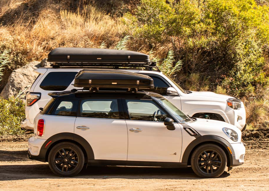 Skycamp 3.0 e Skycamp Mini su due auto bianche parcheggiate una accanto all'altra