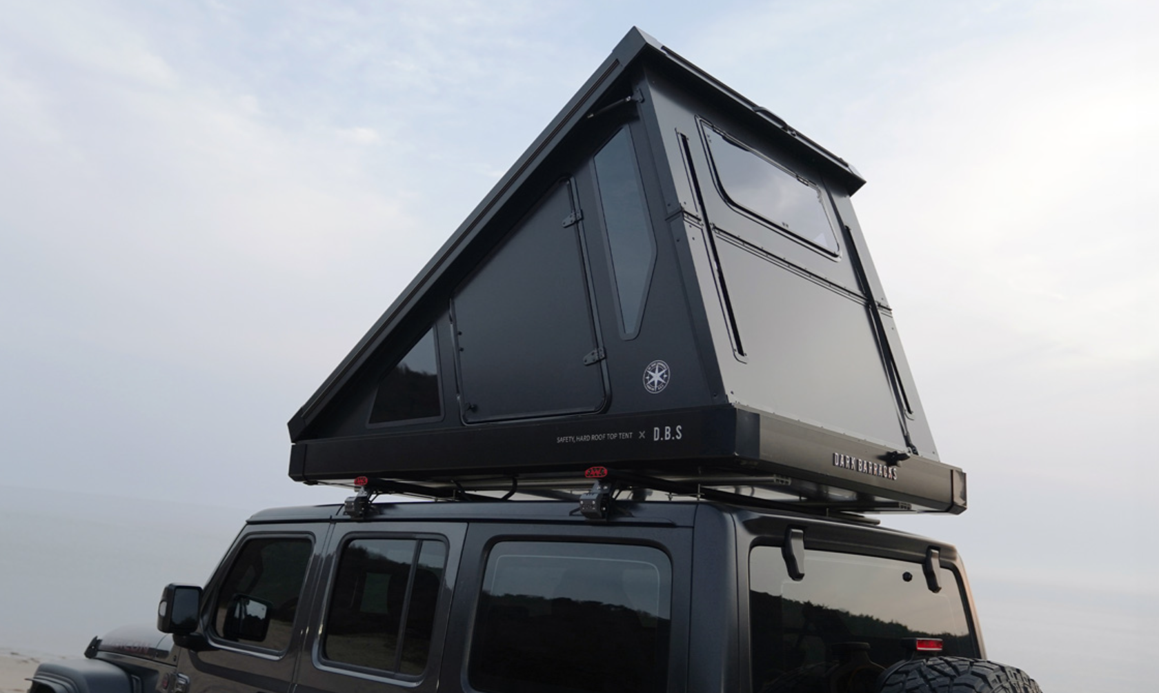 Nuova tenda da tetto rigida per 3 persone di Dark Barracks