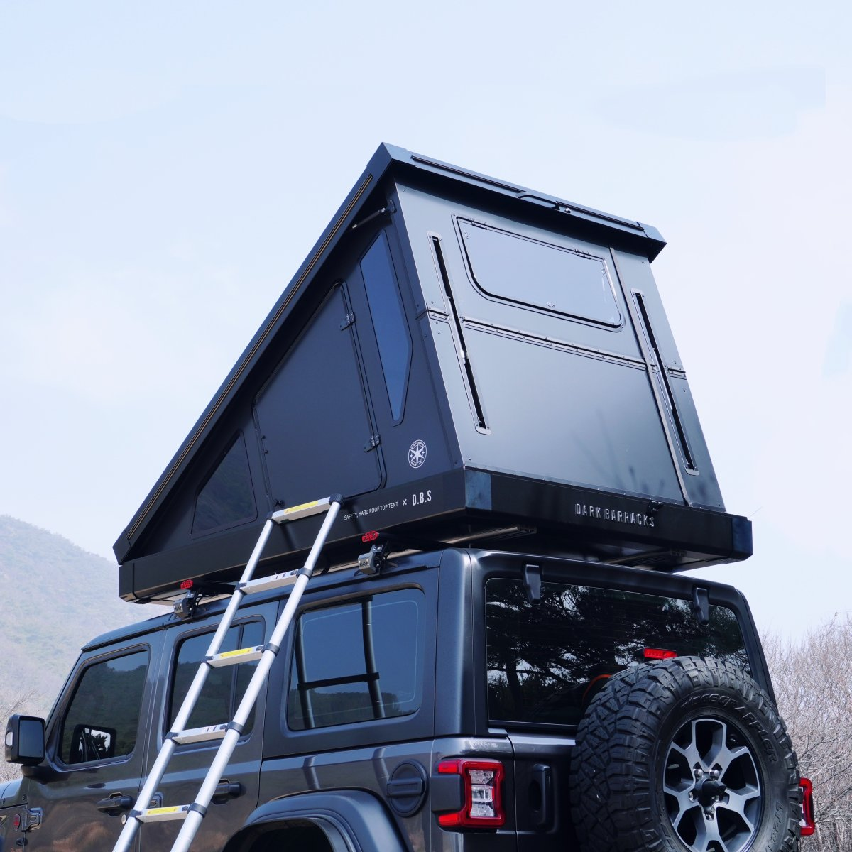 Primo piano della tenda da tetto Dark Barracks Hardside per una persona