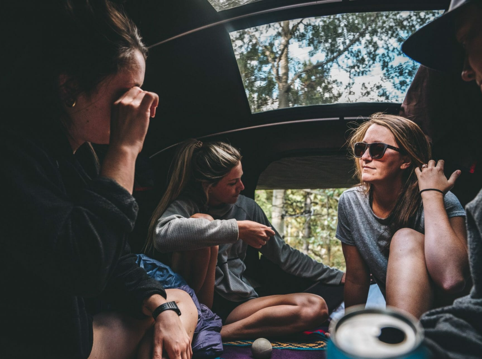 3 amiche sedute nella loro tenda da tetto rigida X-Cover che chiacchierano