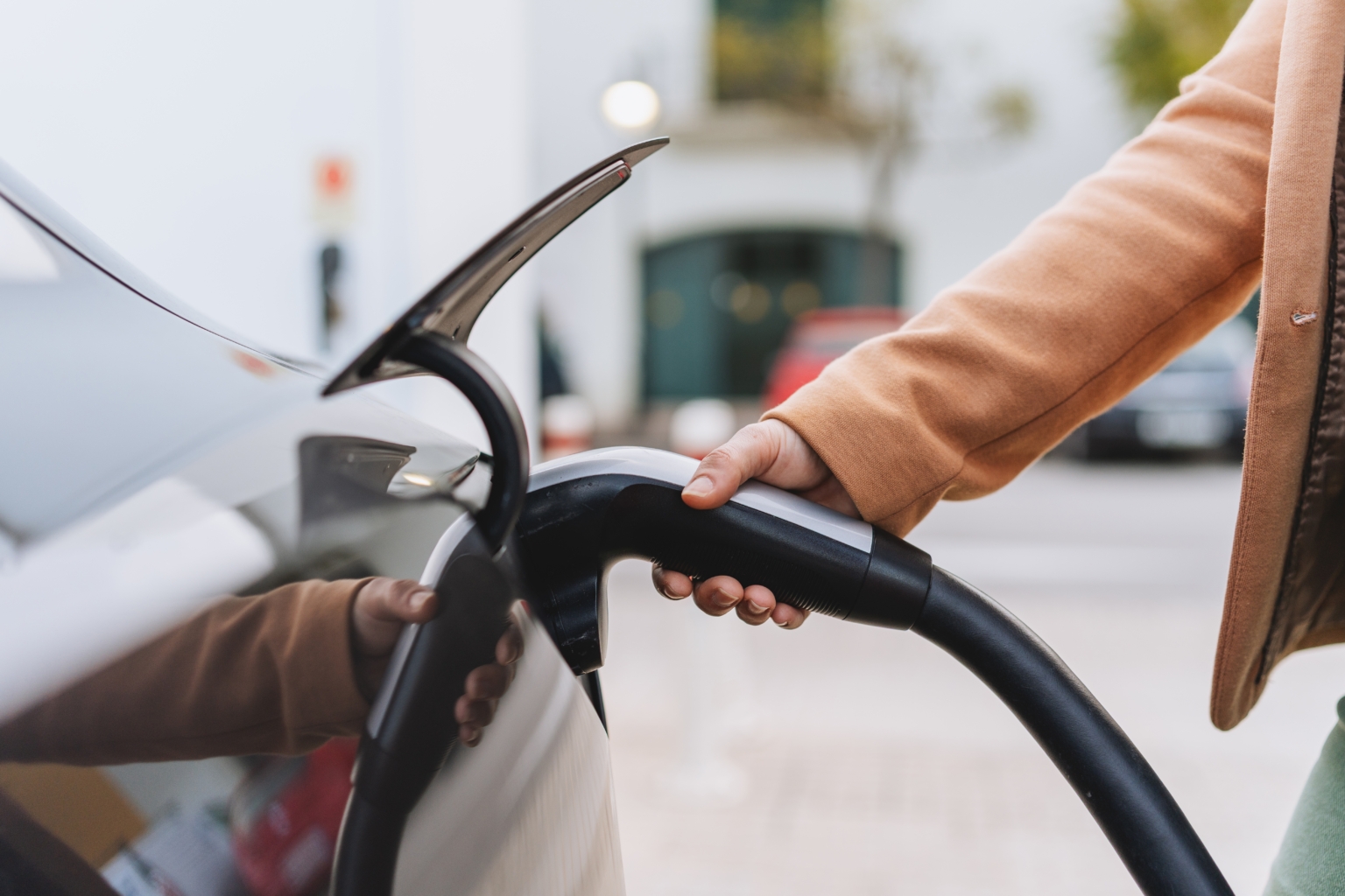 Uomo che carica la sua Tesla Model 3 per un viaggio in campeggio
