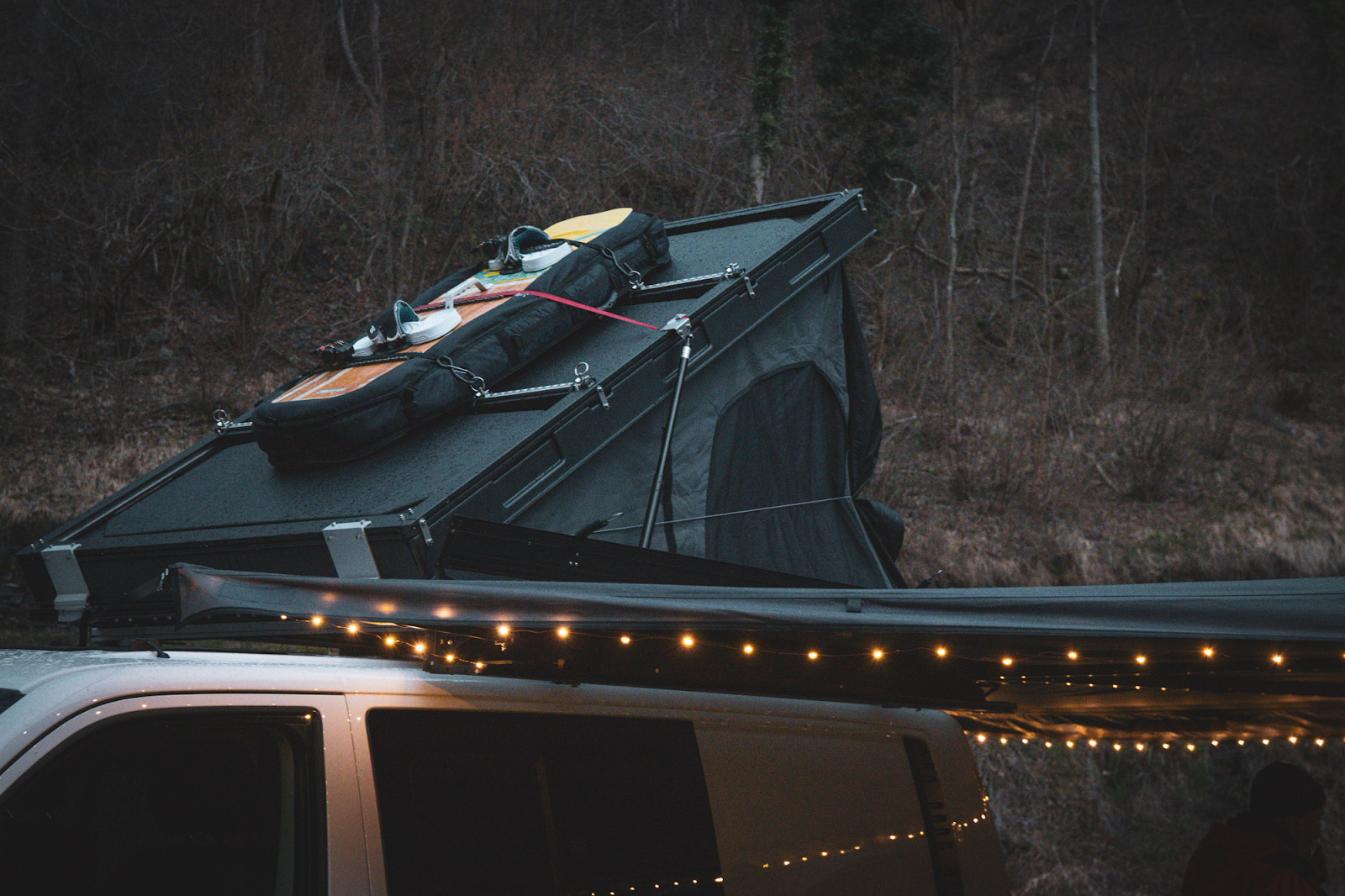 Mercedes Vito con tenda da tetto montata e attrezzatura da esterno