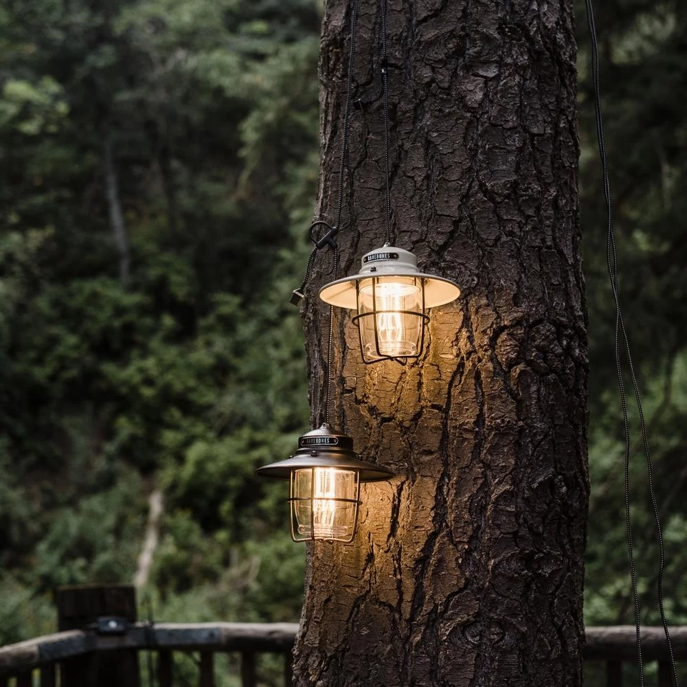Lampada a sospensione Campwerk su un tronco d'albero
