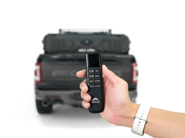 Controllo via radio. Il sollevamento e l'abbassamento avvengono in modo completamente automatico tramite telecomando.