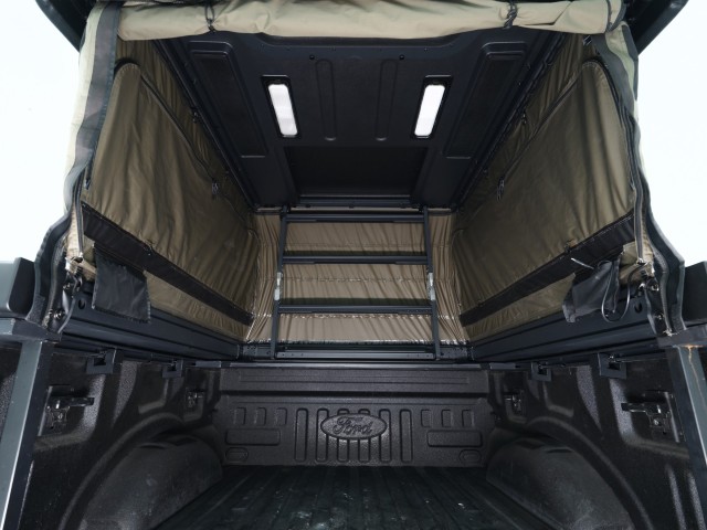 Vista sotto il WinTopper Pickup Hardtop sollevato sul vano di carico libero