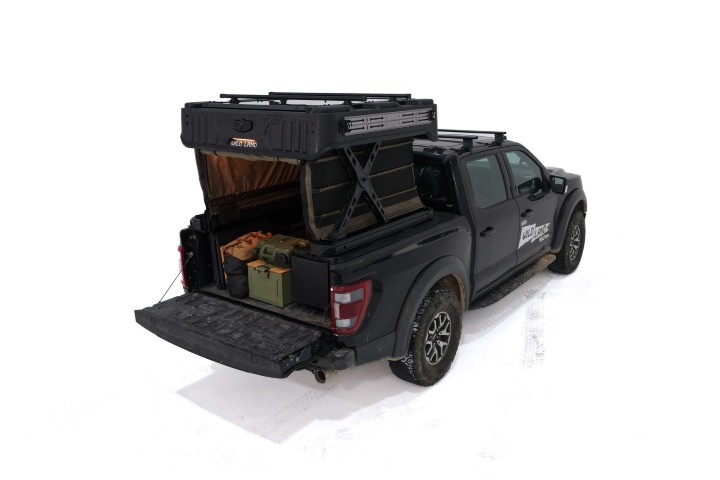 Ford F-150 con WinTopper Pickup Hardtop sollevato e vano di carico carico
