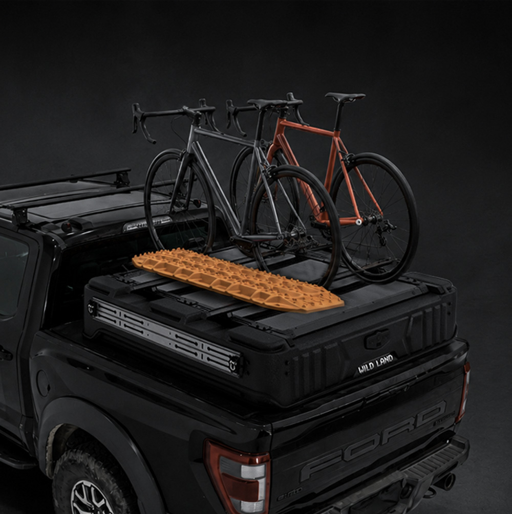 WinTopper Pickup Hardtop con biciclette sul portapacchi e piastre da sabbia